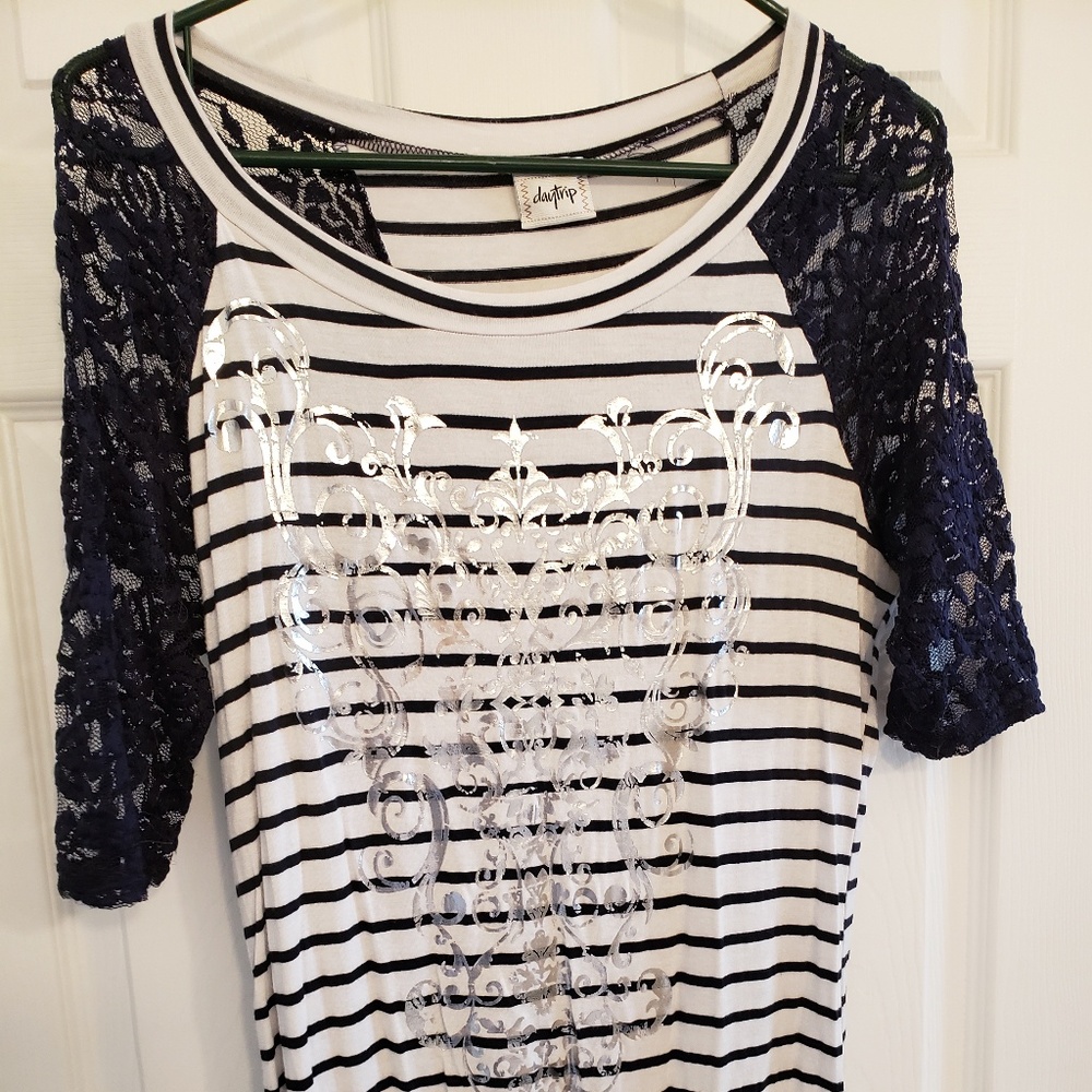 Daytrip 3/4 lace sleeved top